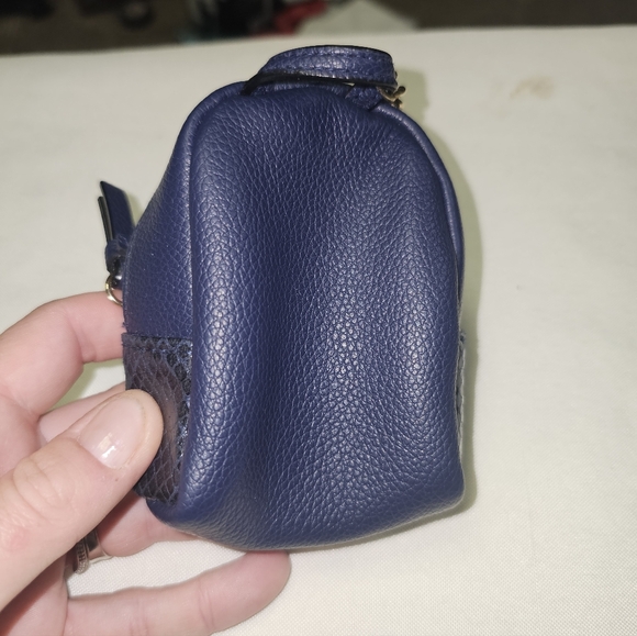 Small Victoria Secrat Backpack Ketchain - Picture 3 of 4